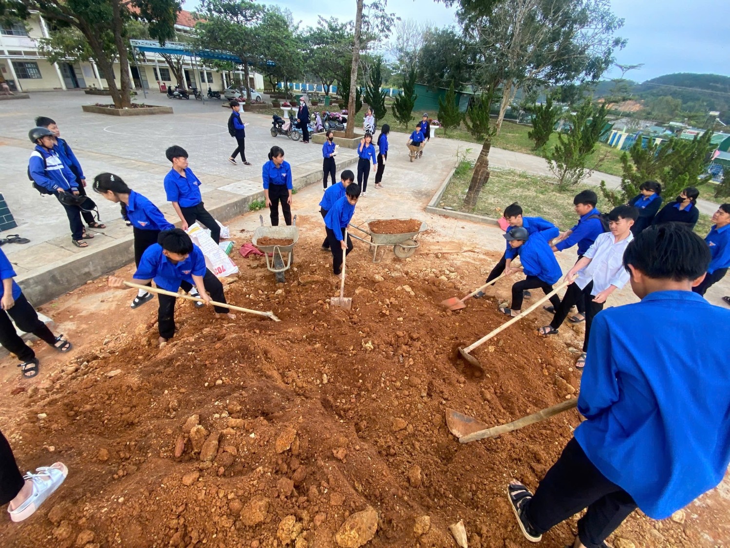 RA QUÂN CHỦ NHẬT XANH LẦN THỨ IX, CHÀO MỪNG ĐẠI HỘI ĐẠI BIỂU ĐOÀN TNCS HỒ CHÍ MINH LẤN I NHIỆM KỲ 2025 - 2030