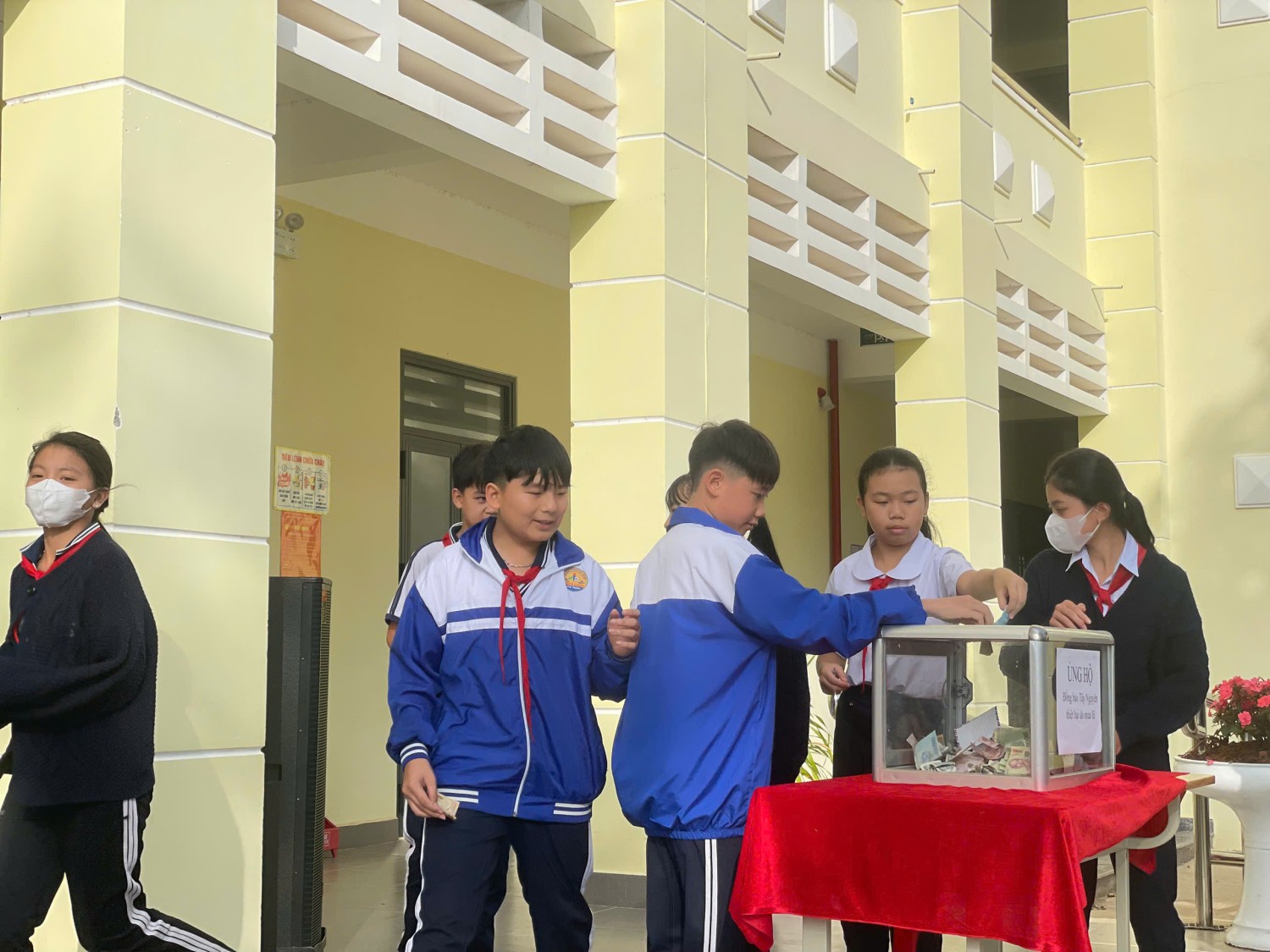 Hưởng ứng lời kêu gọi của UBMTTQ xã Ninh Loan về ủng hộ đồng bào Tây Nguyên bị thiệt hại do mưa lũ